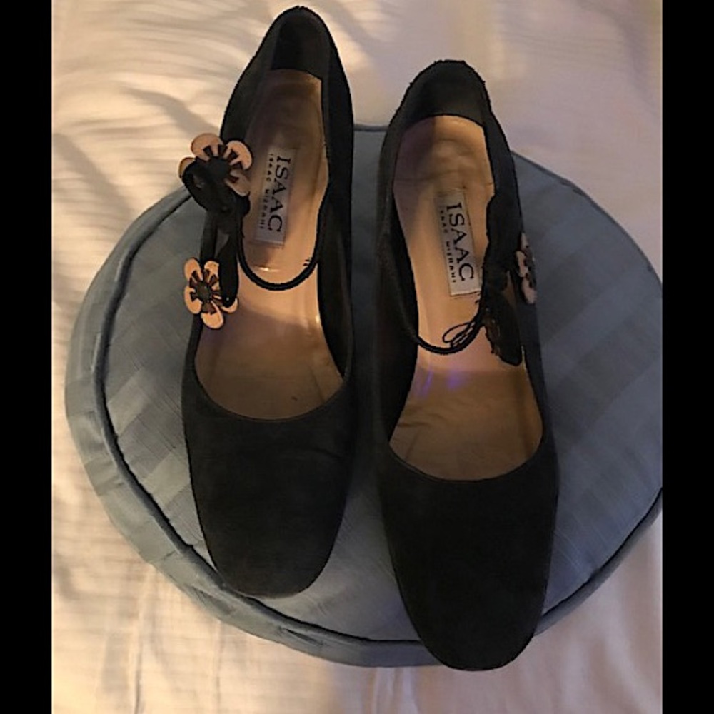 Isaac Mizrahi black suede square toe shoes w/band & cut out flowers. Tango-esque